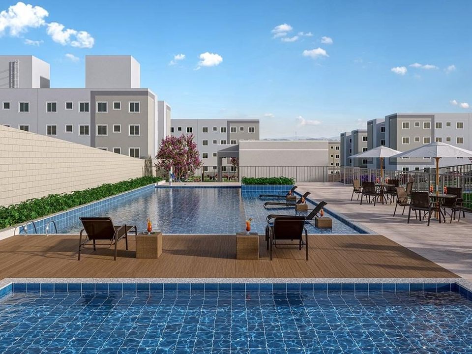Perspectiva ilustrativa da piscina do Vila dos Lagos, com deck de madeira, espreguiçadeiras, guarda-sóis e blocos de apartamentos ao fundo