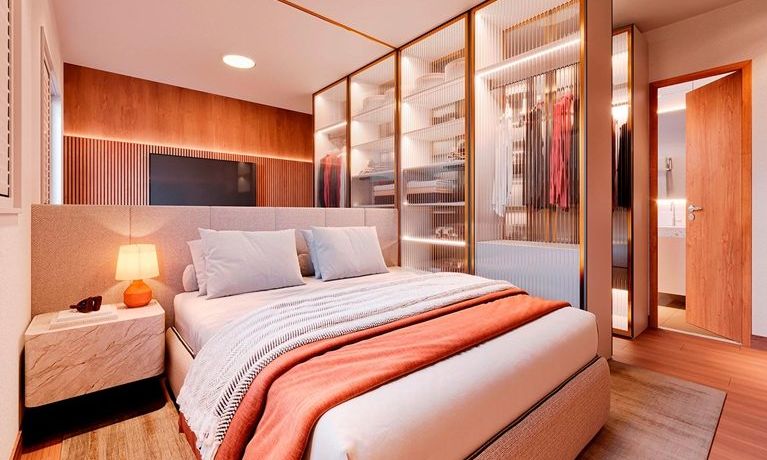 Perspectiva ilustrativa da suíte de um apartamento do Parkside, com cama de casal, guarda-roupa com portas de vidro e porta do banheiro