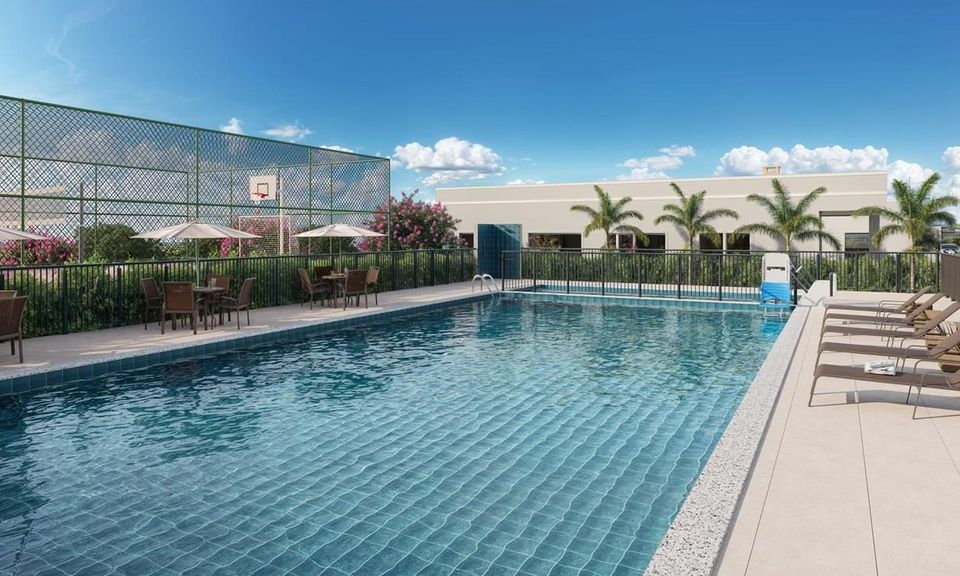 Perspectiva ilustrativa da piscina do Giardino Di Bali, com espreguiçadeiras, mesas com guarda-sol e quadra cercada ao fundo